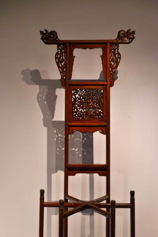 雕花木椅背图片