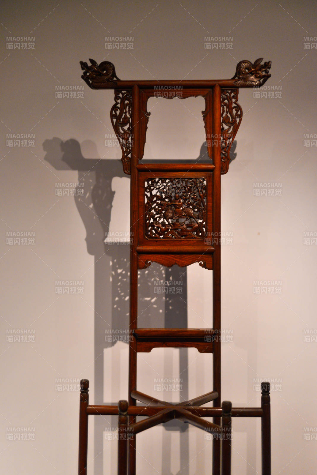 雕花木椅背图片