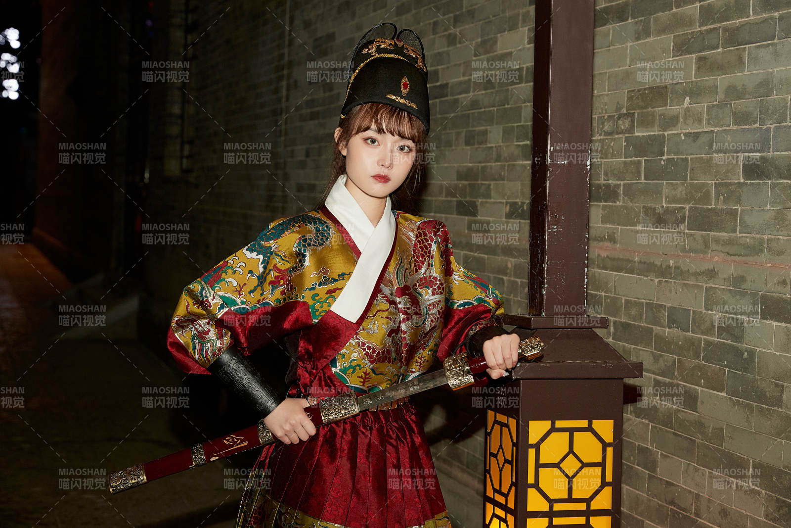 身穿锦衣卫飞鱼服手持宝剑的东方美少女图片