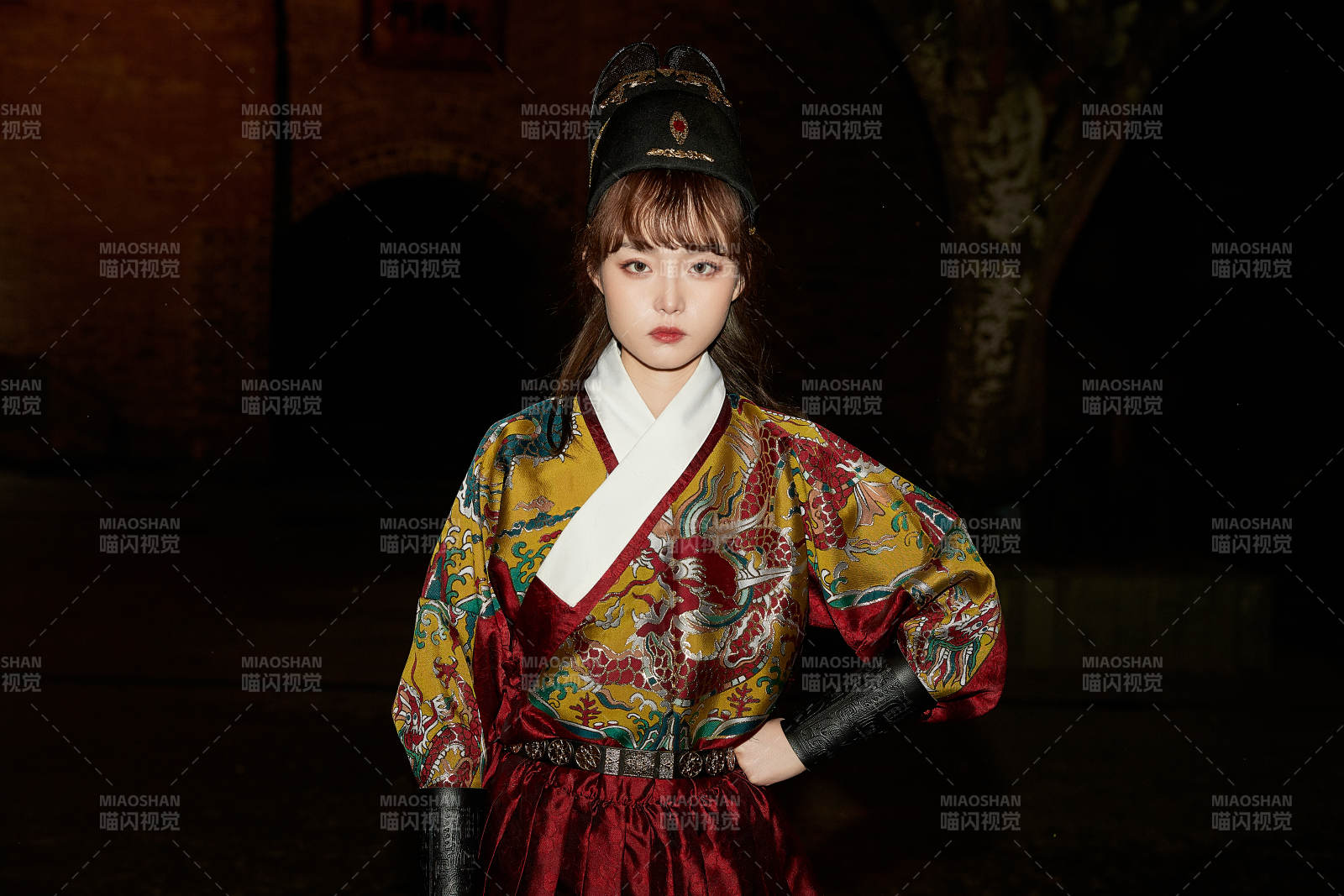 身穿锦衣卫飞鱼服手持宝剑的东方美少女图片