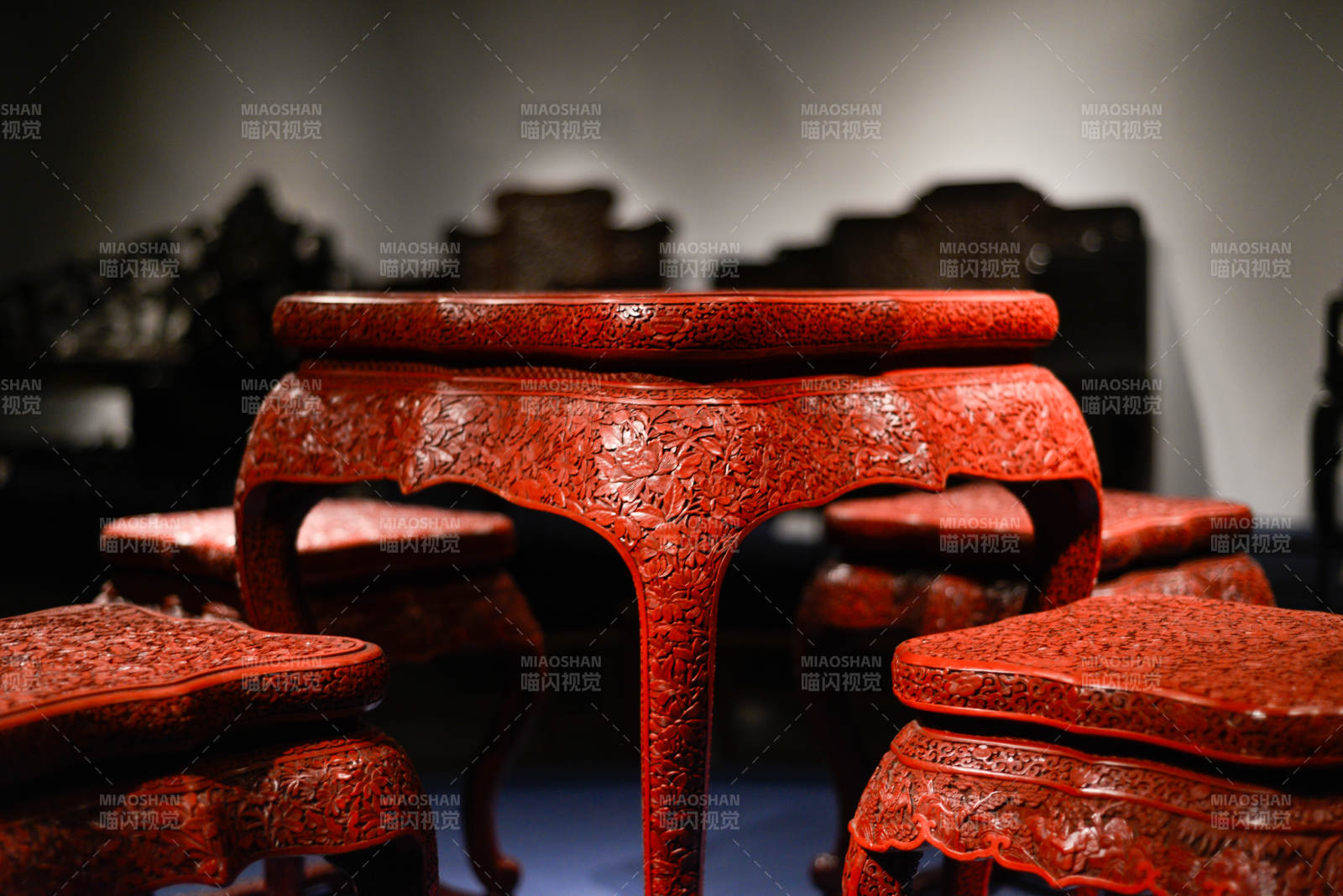 红漆雕花桌椅图片