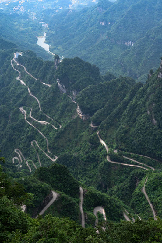 张家界盘山公路蜿蜒如带图片