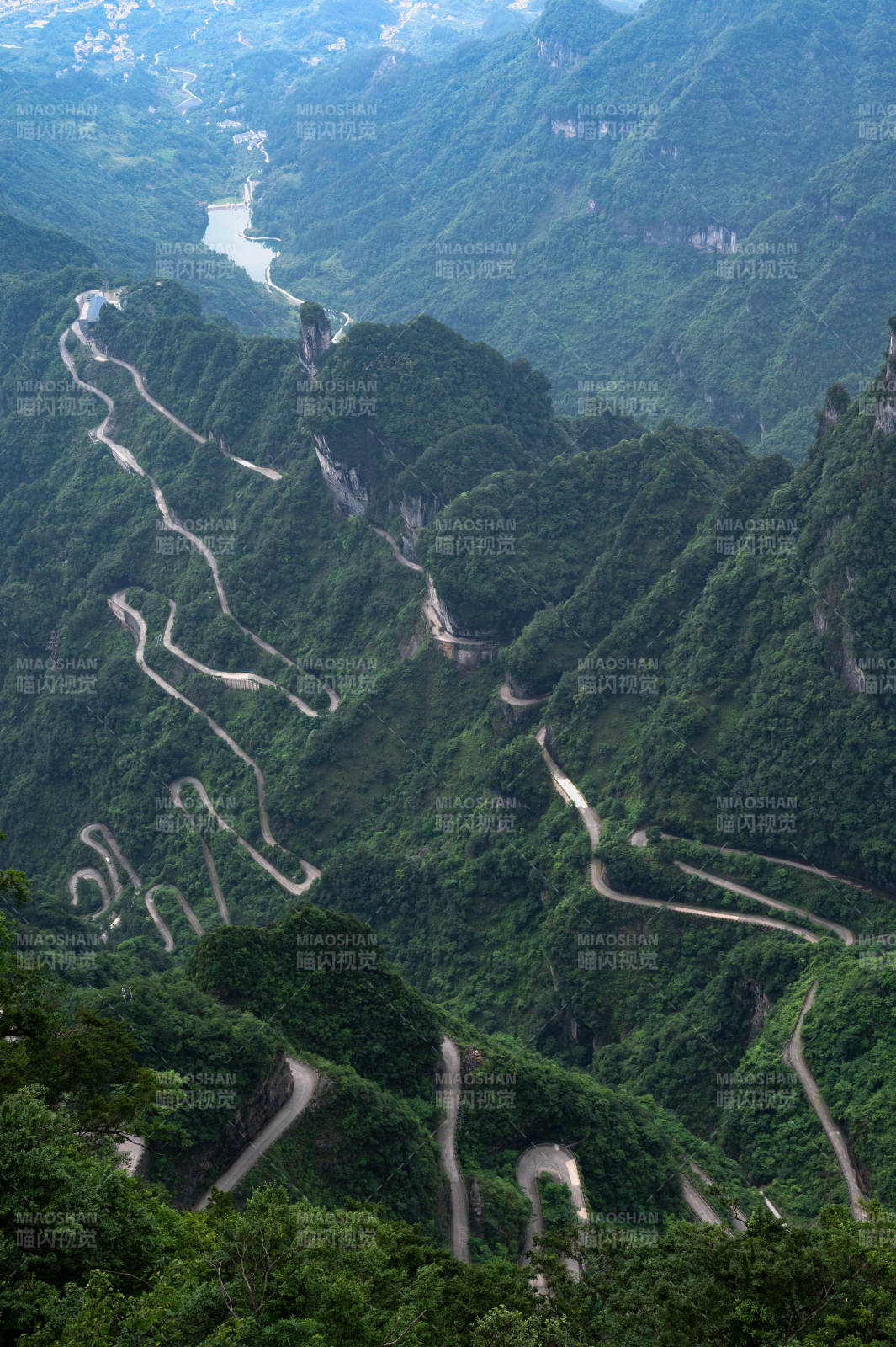 张家界盘山公路蜿蜒如带图片