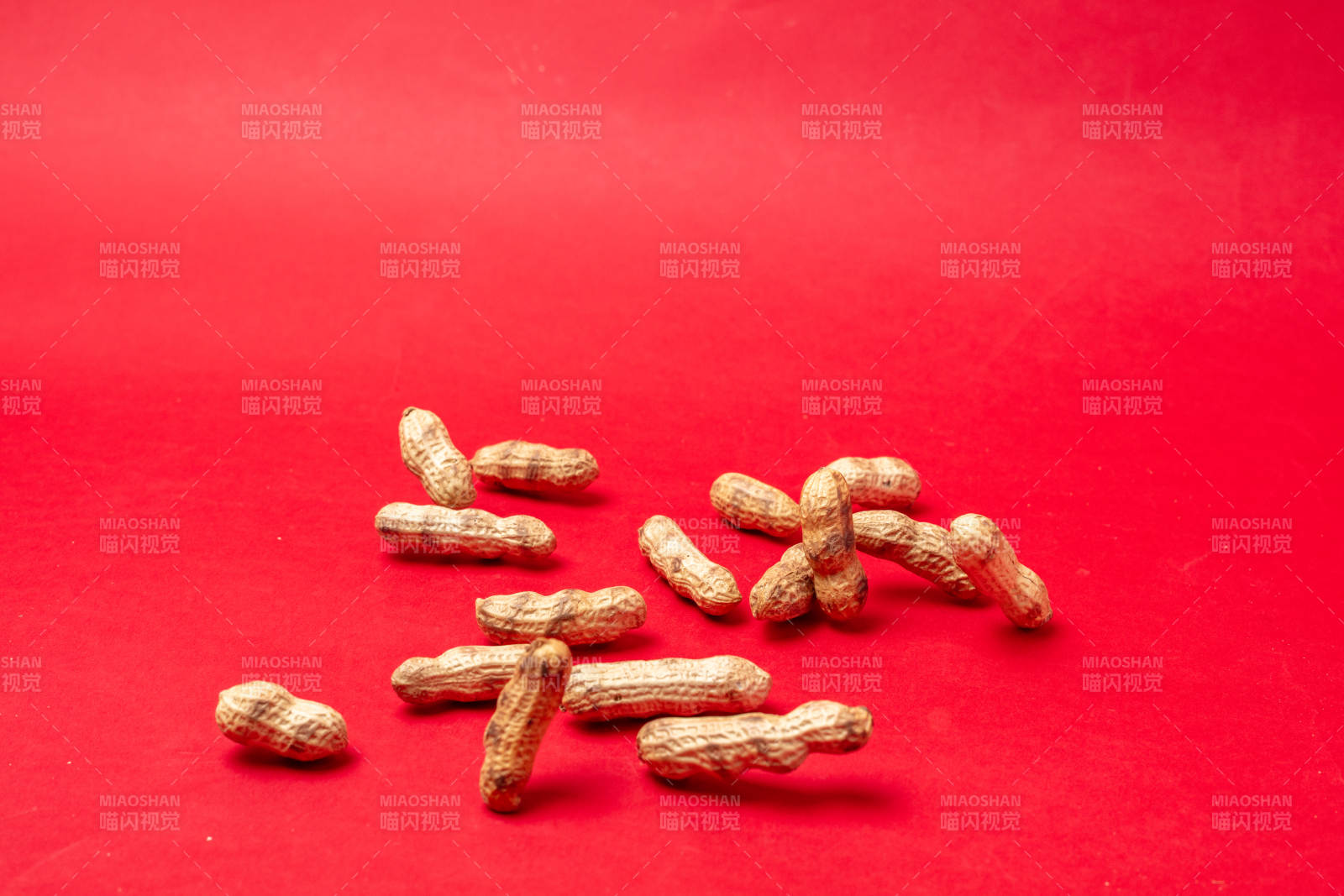 红布上的花生图片