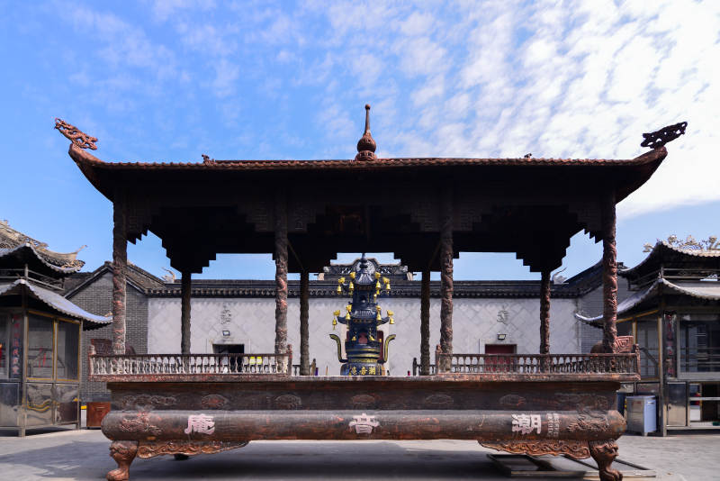 上海古庙香炉前的神像图片