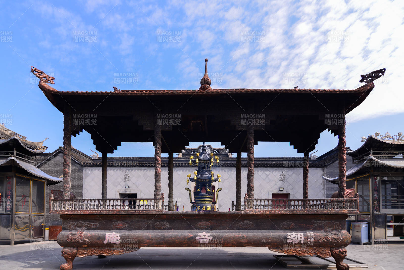 上海古庙香炉前的神像图片