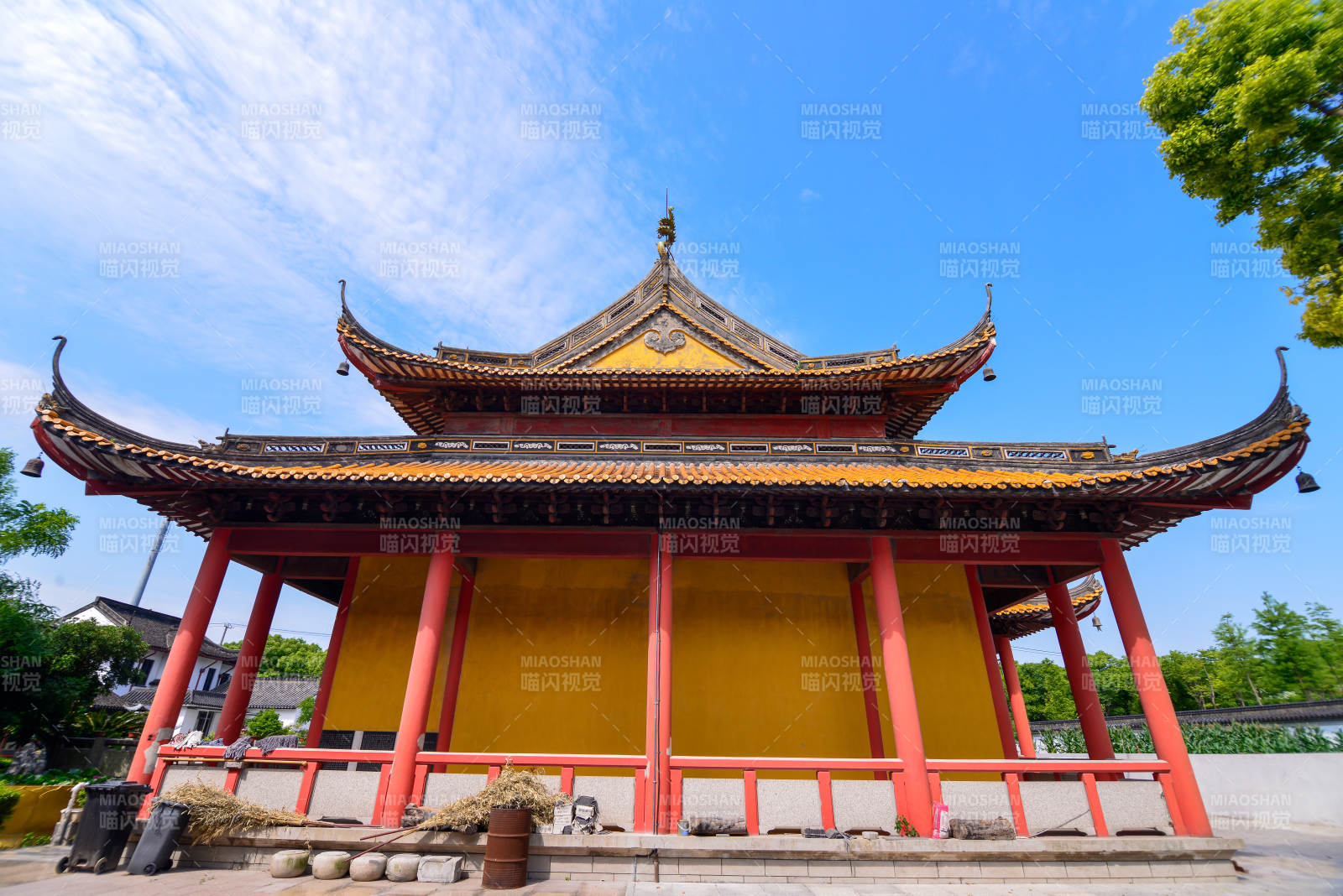 上海古寺飞檐映蓝天图片