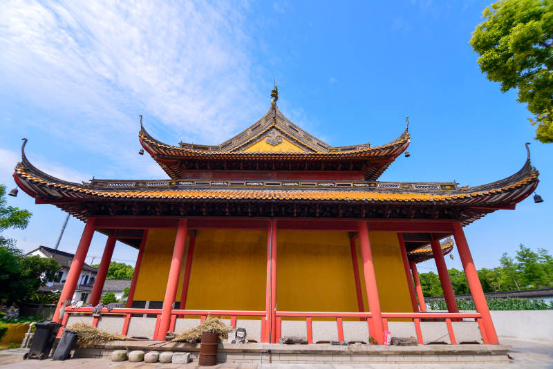上海古寺飞檐映蓝天图片
