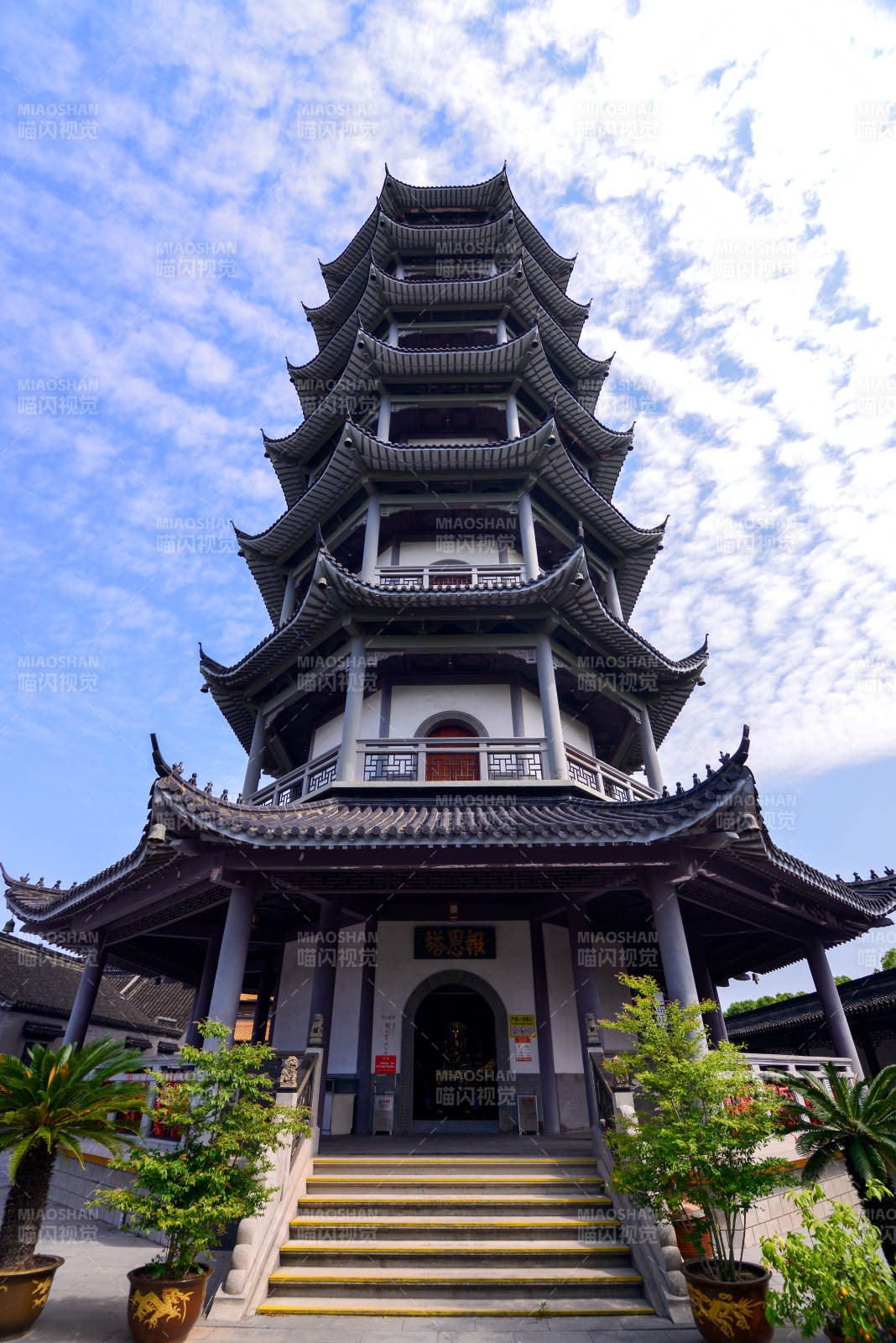 上海古塔巍峨入云霄图片