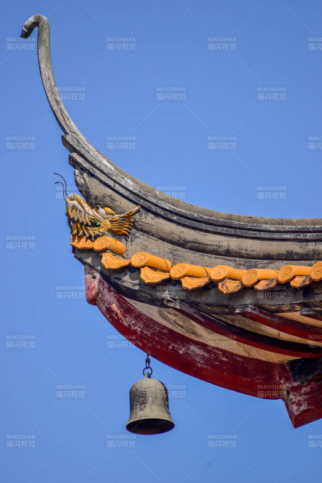 飞檐铃铛迎风响图片