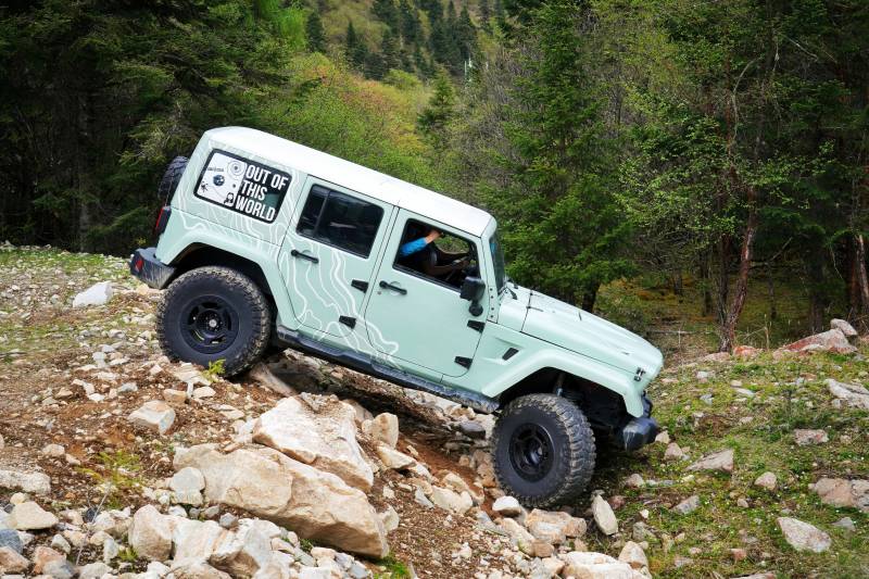 越野车攀岩挑战图片