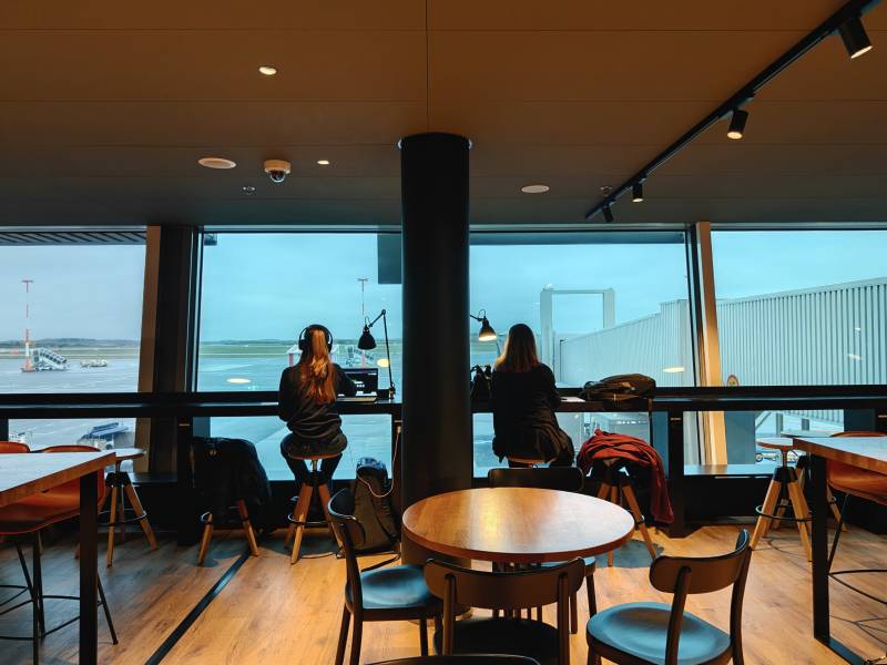 机场窗边咖啡馆静谧时光图片