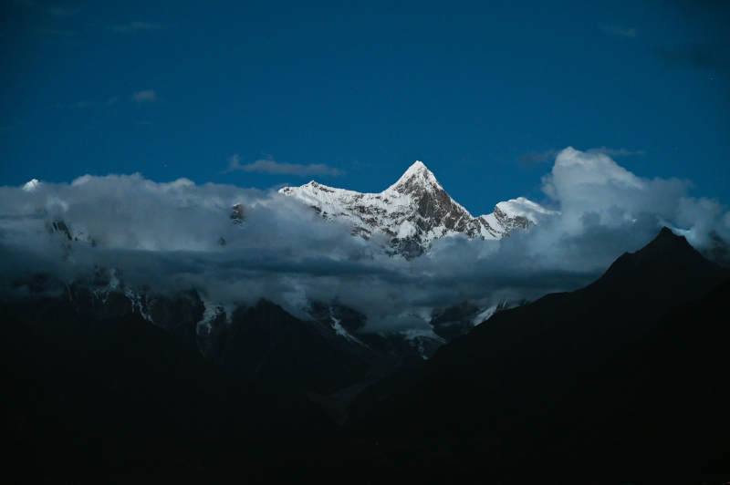 南迦巴瓦雪峰云海图片