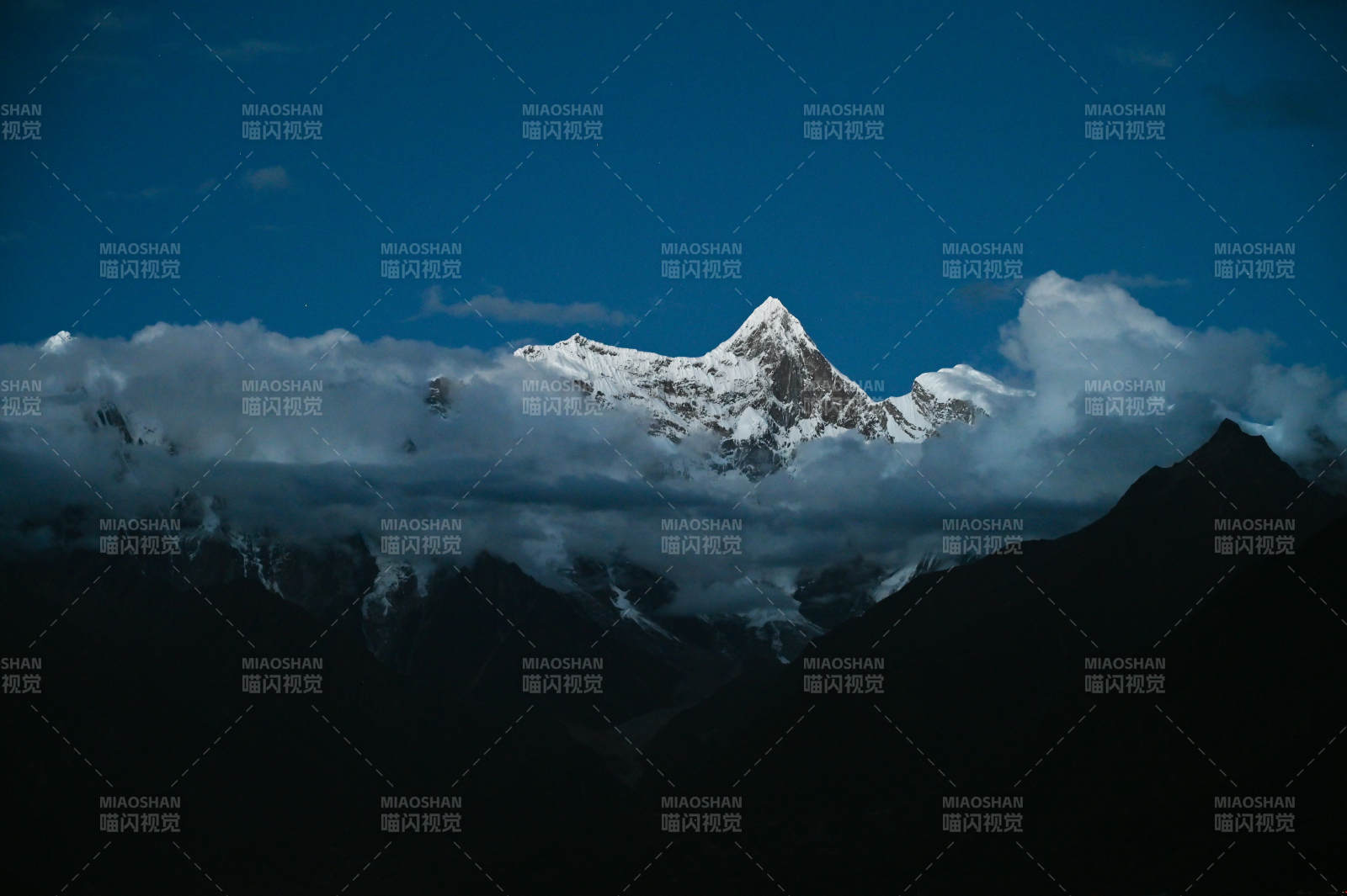 南迦巴瓦雪峰云海图片