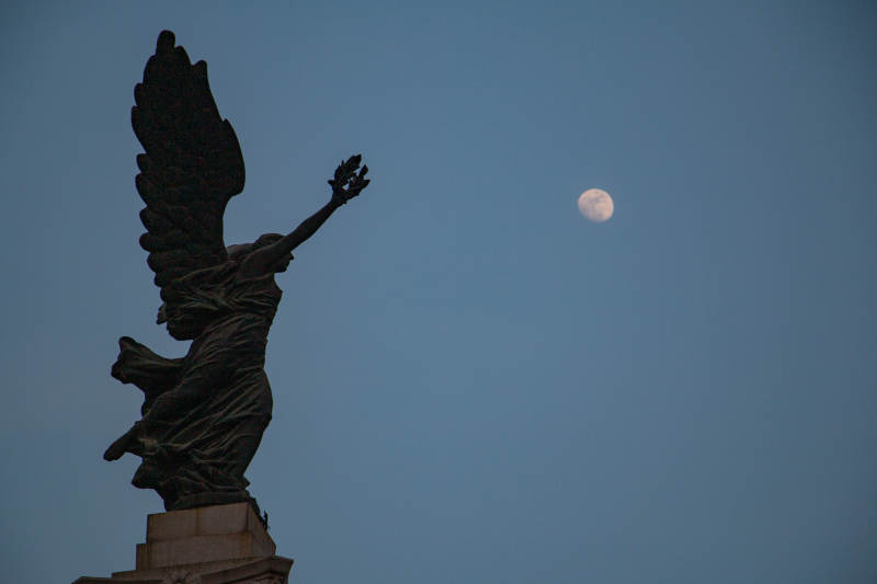 天津意式风情区月夜飞天雕像图片