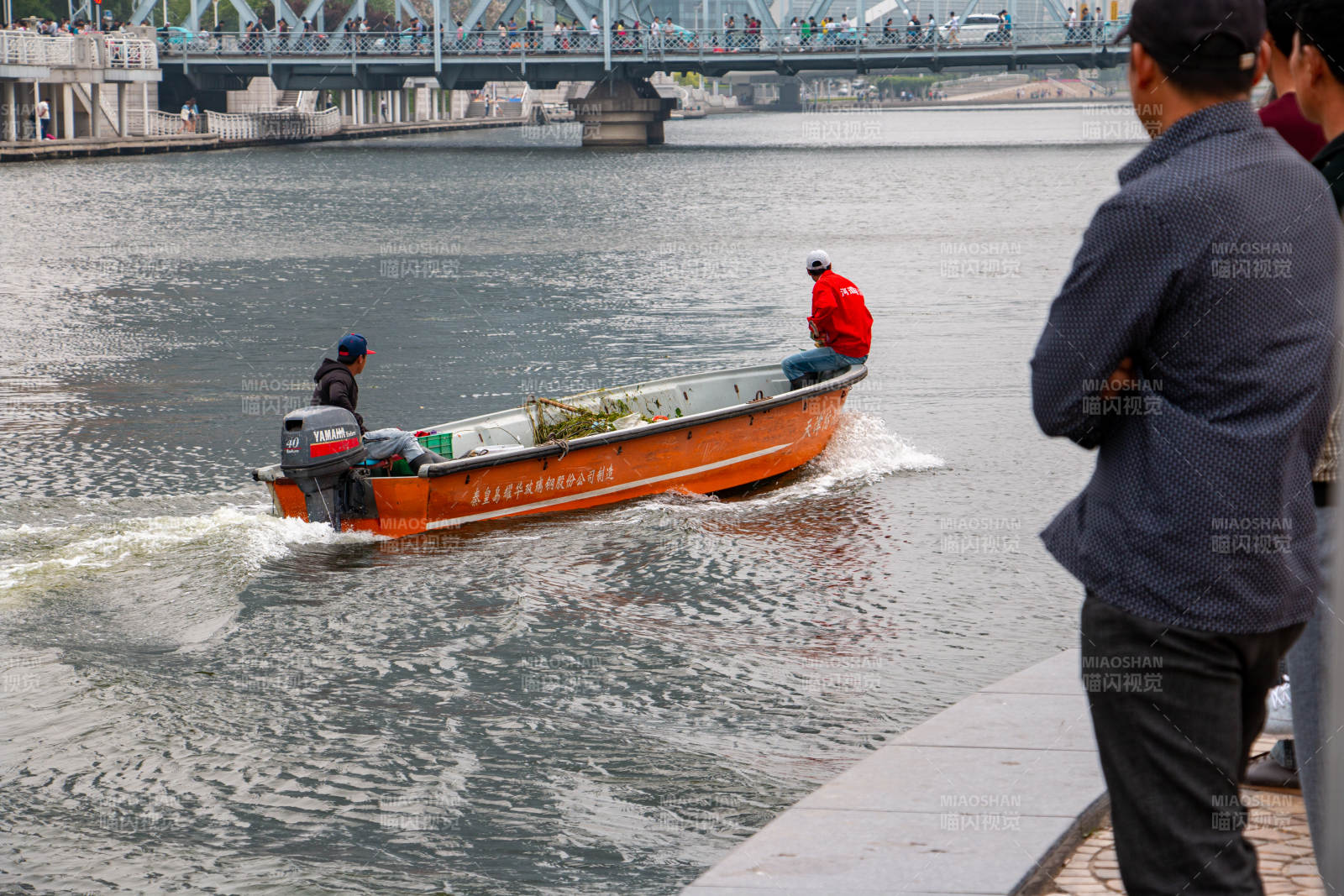 河上小舟疾行图片