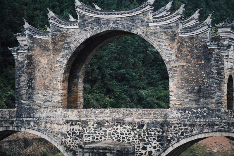 江西龙南 古桥拱门绿意盎然 太平桥图片