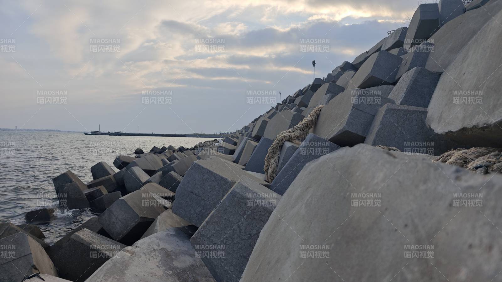 海堤石块与远海图片