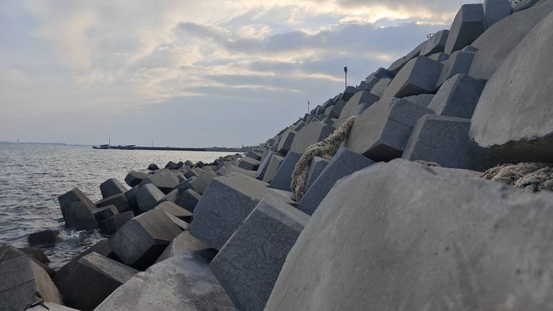 海堤石块与远海图片