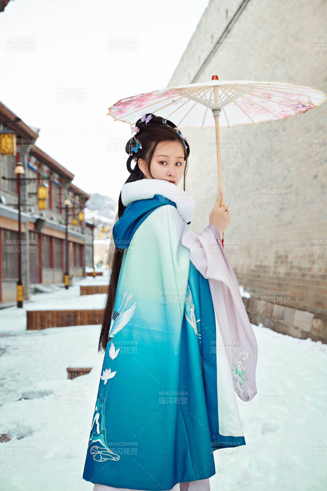 身穿古装汉服的东方女子图片