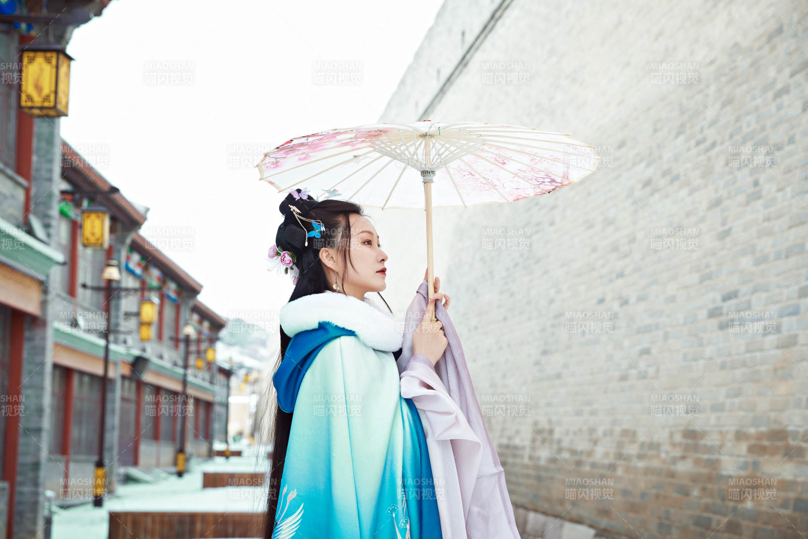 身穿古装汉服的东方女子图片