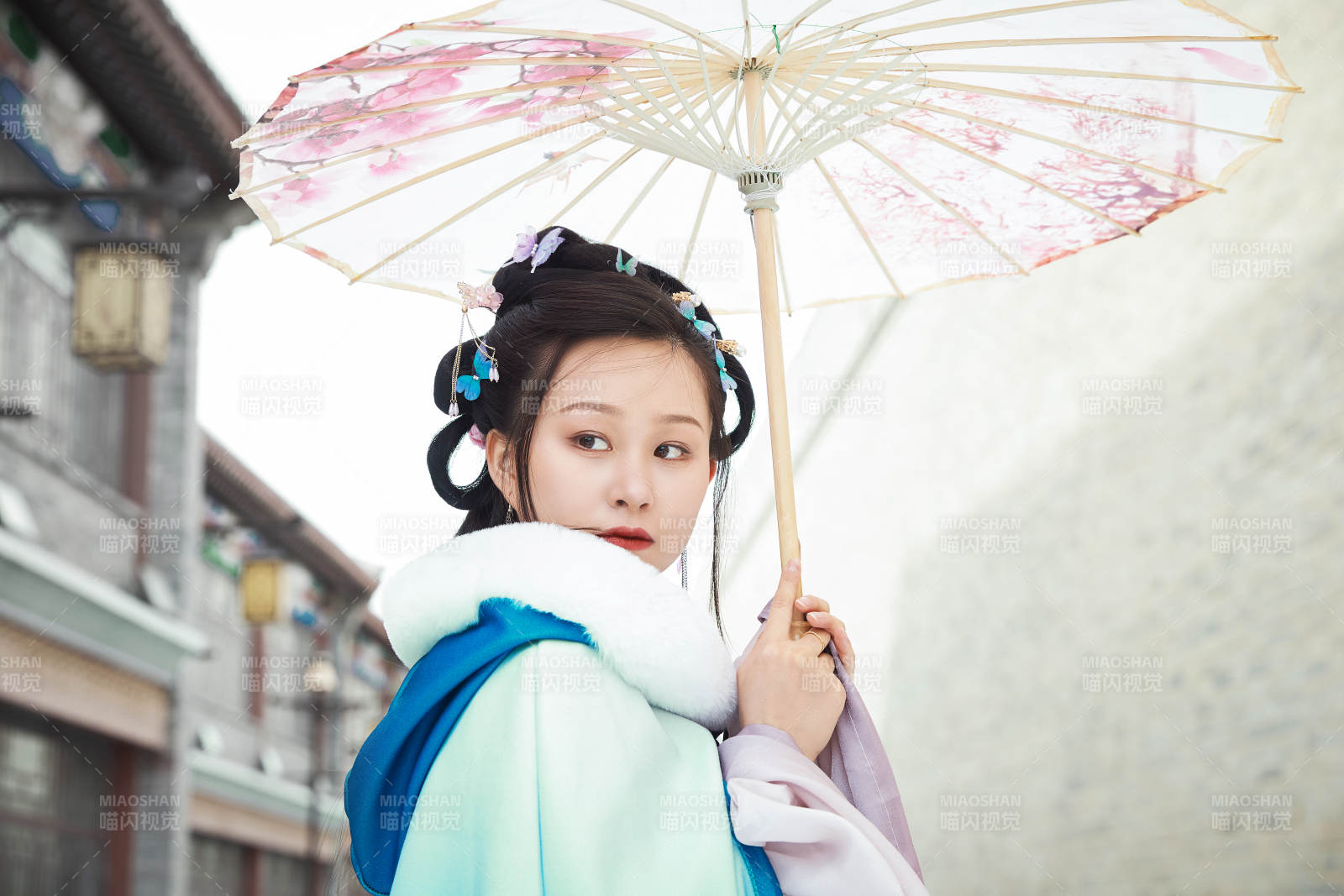 身穿古装汉服的东方女子图片