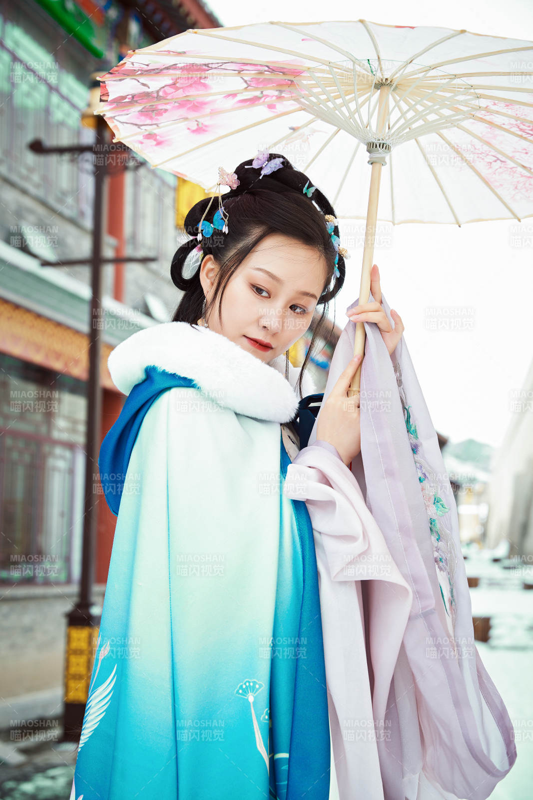 身穿古装汉服的东方女子图片