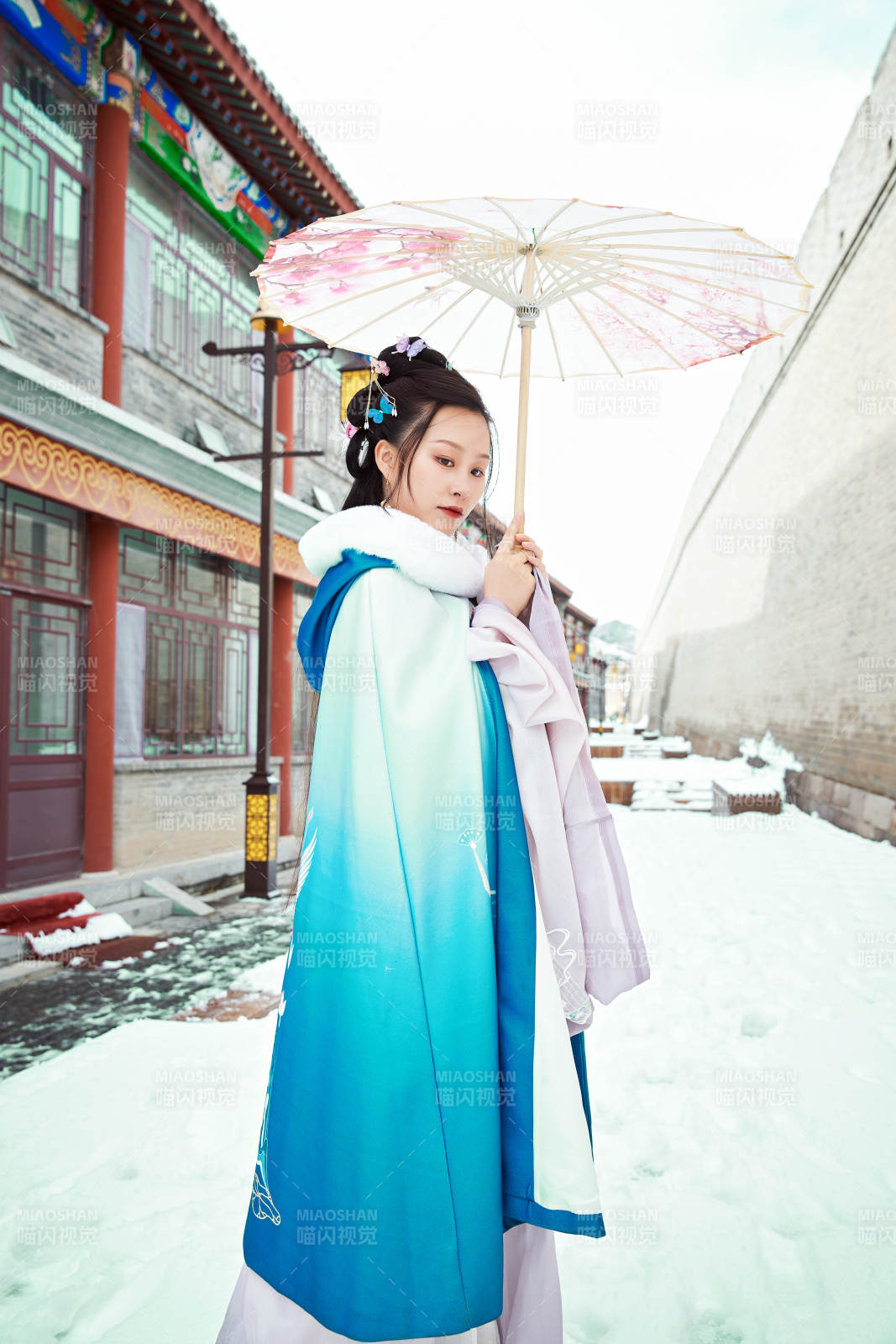 身穿古装汉服的东方女子图片