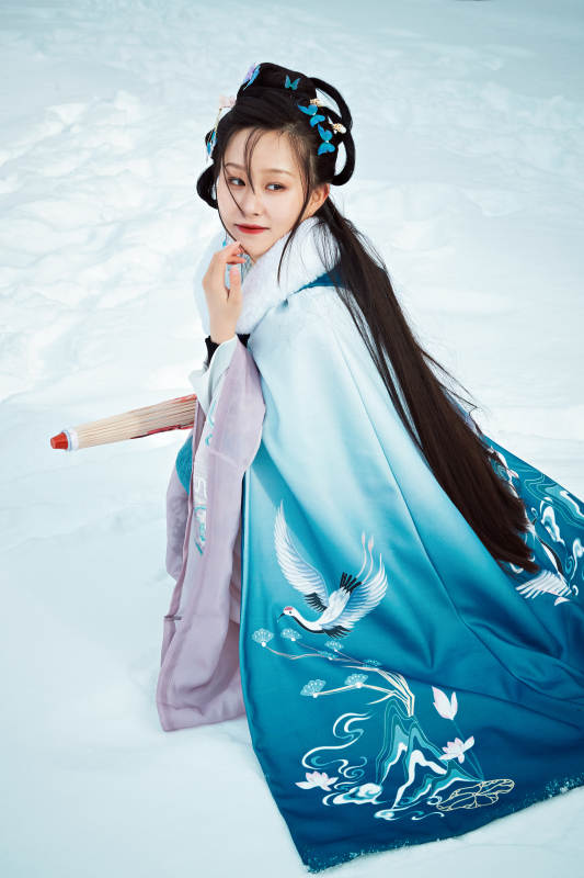 身穿古装汉服的东方女子图片