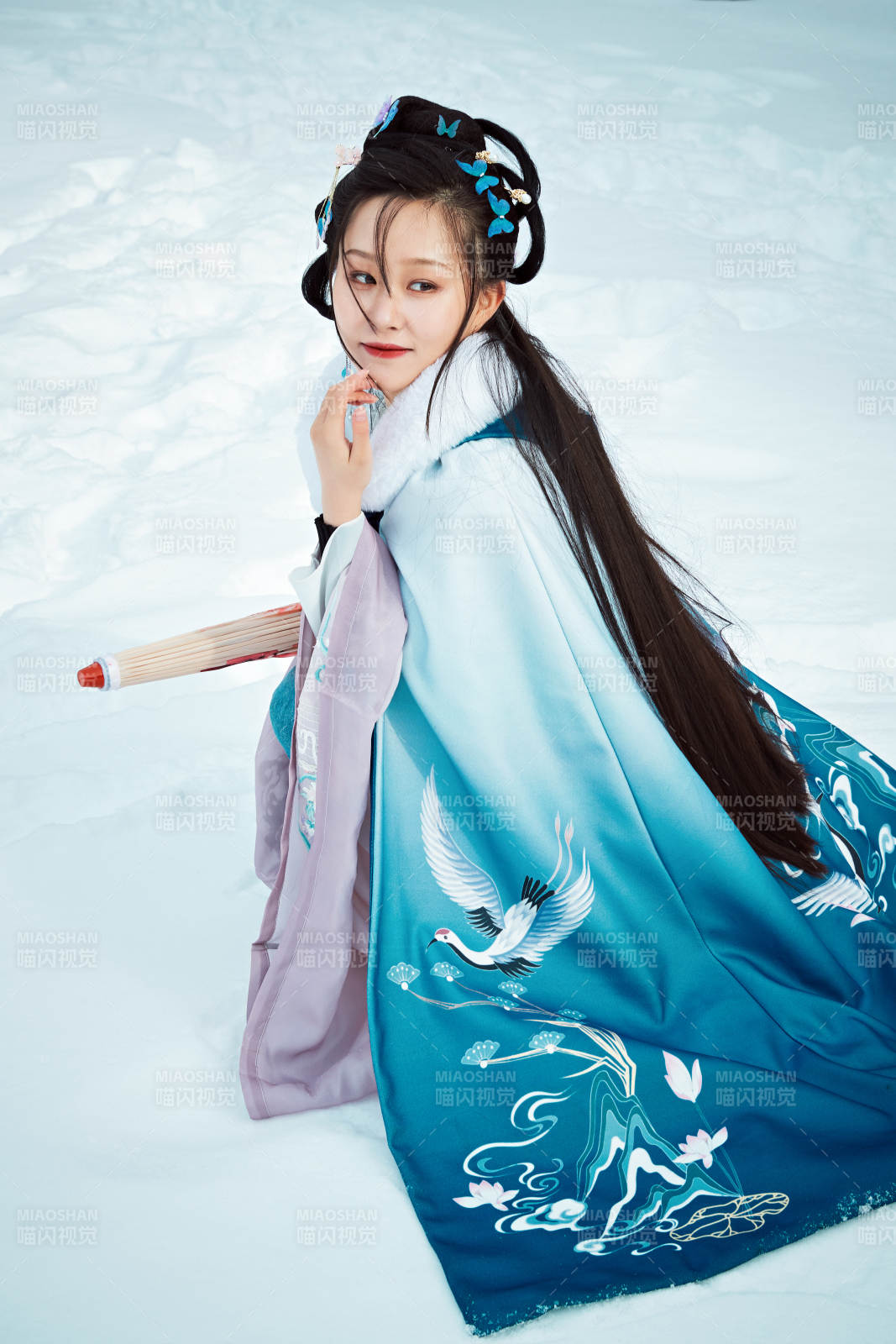 身穿古装汉服的东方女子图片