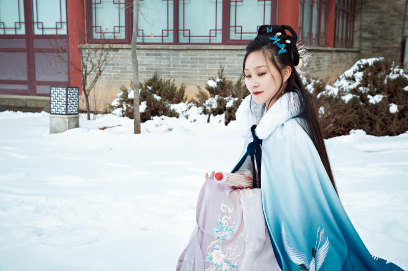 身穿古装汉服的东方女子图片