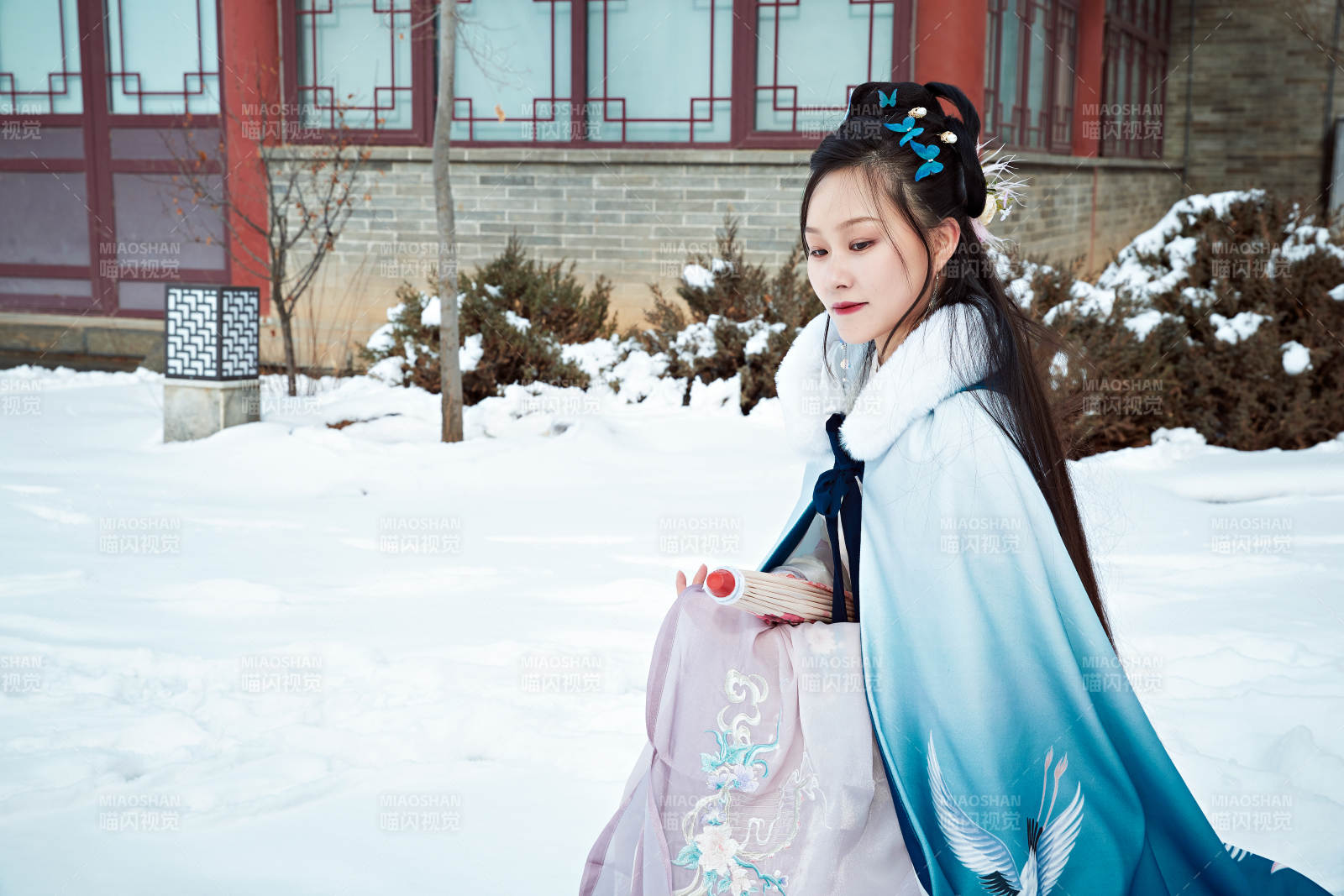 身穿古装汉服的东方女子图片