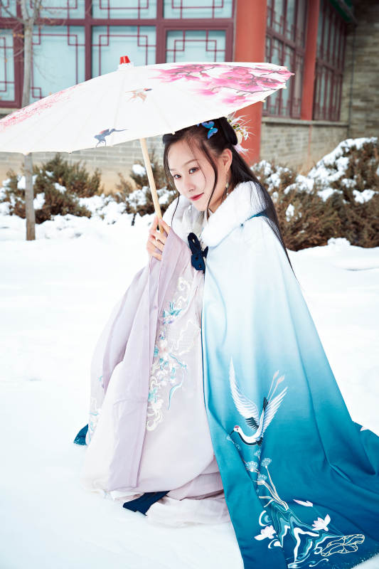 身穿古装汉服的东方女子图片