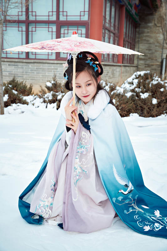 身穿古装汉服的东方女子图片