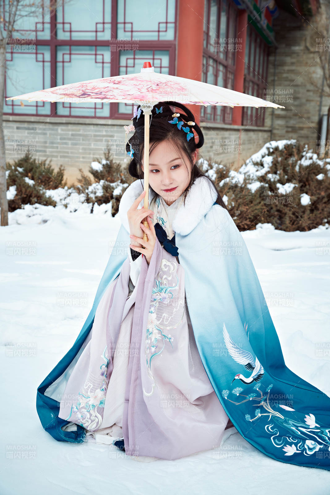 身穿古装汉服的东方女子图片