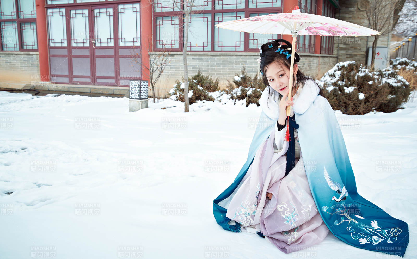 身穿古装汉服的东方女子图片