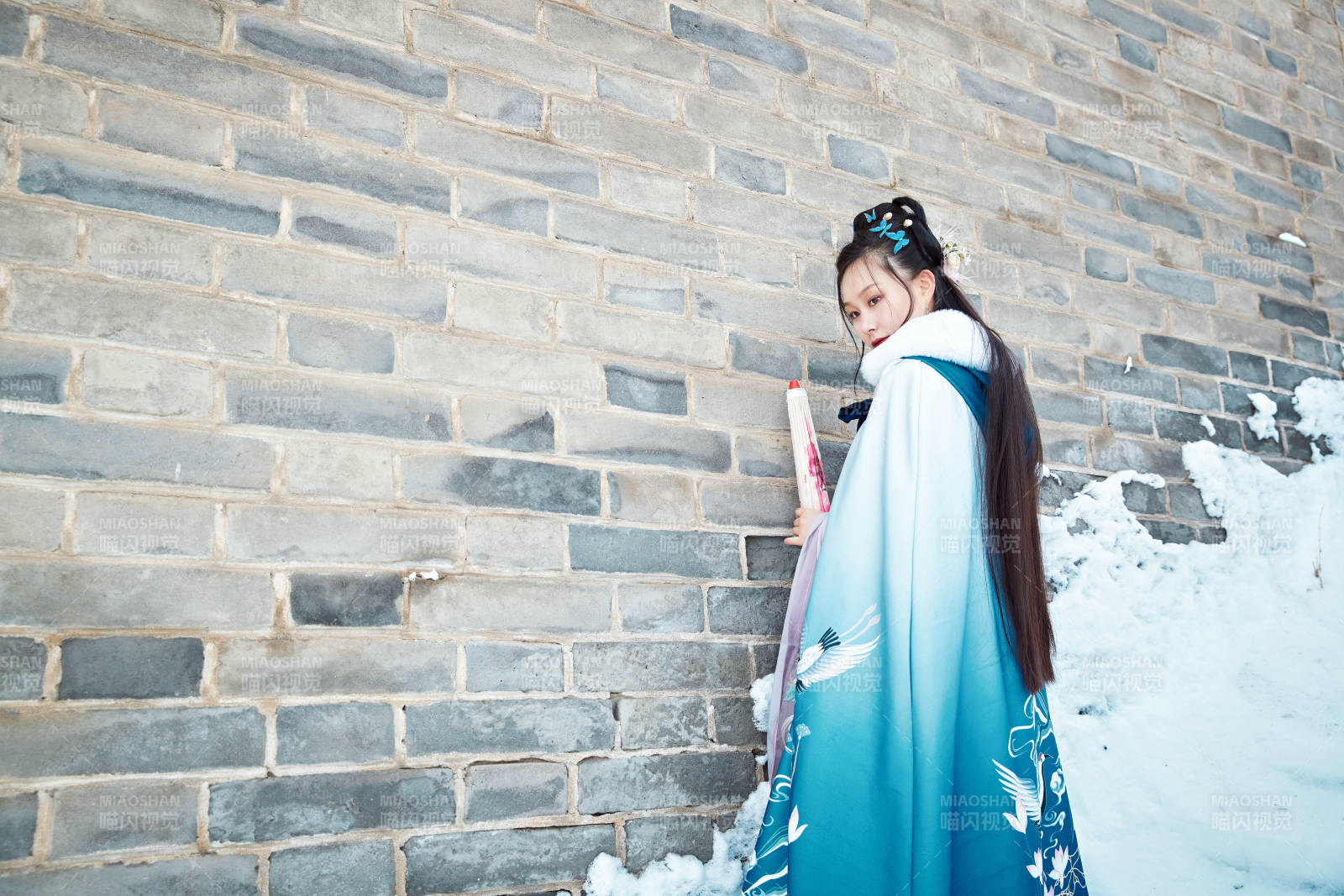 身穿古装汉服的东方女子图片