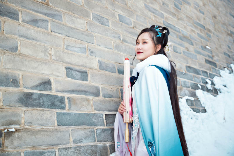 身穿古装汉服的东方女子图片