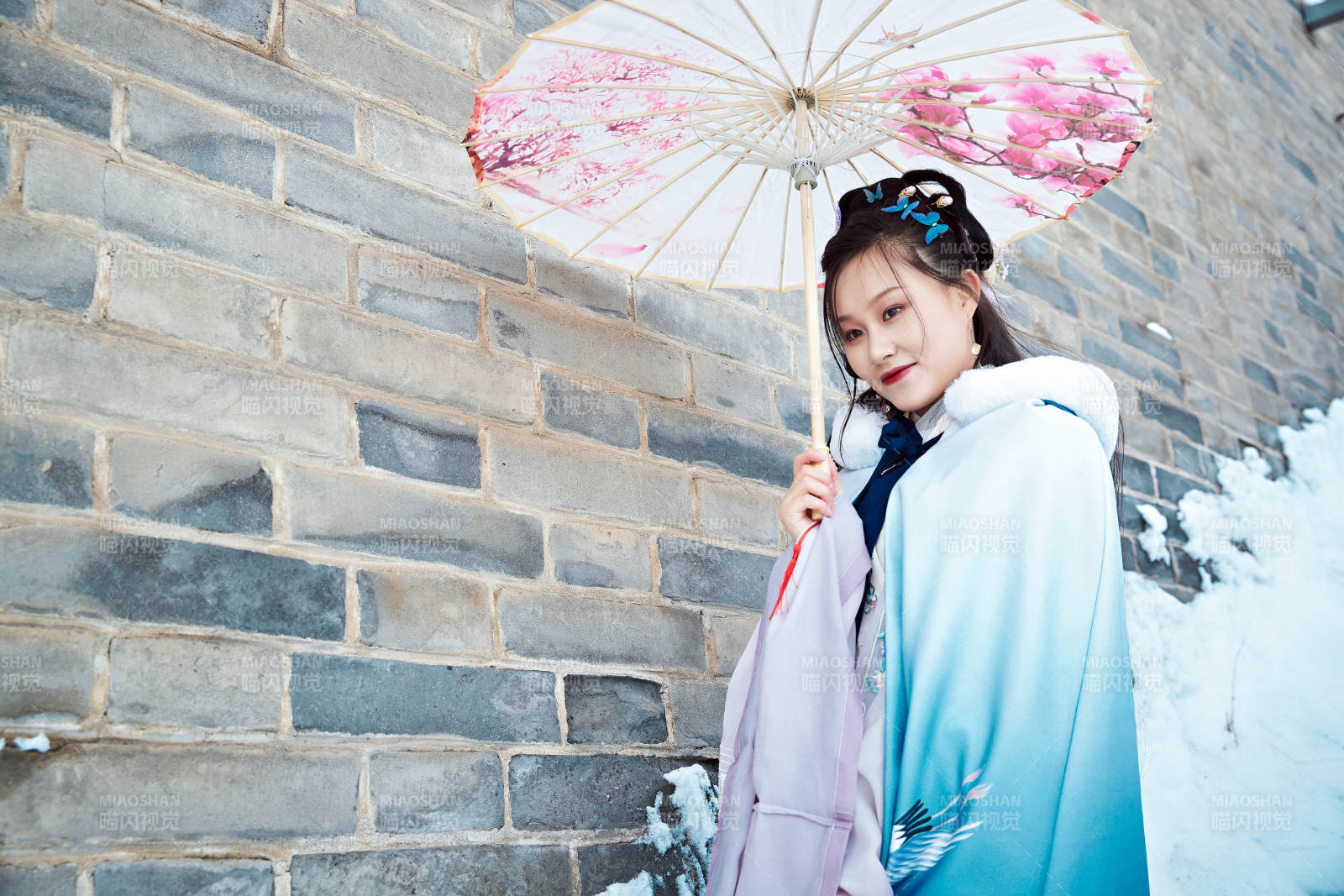 身穿古装汉服的东方女子图片