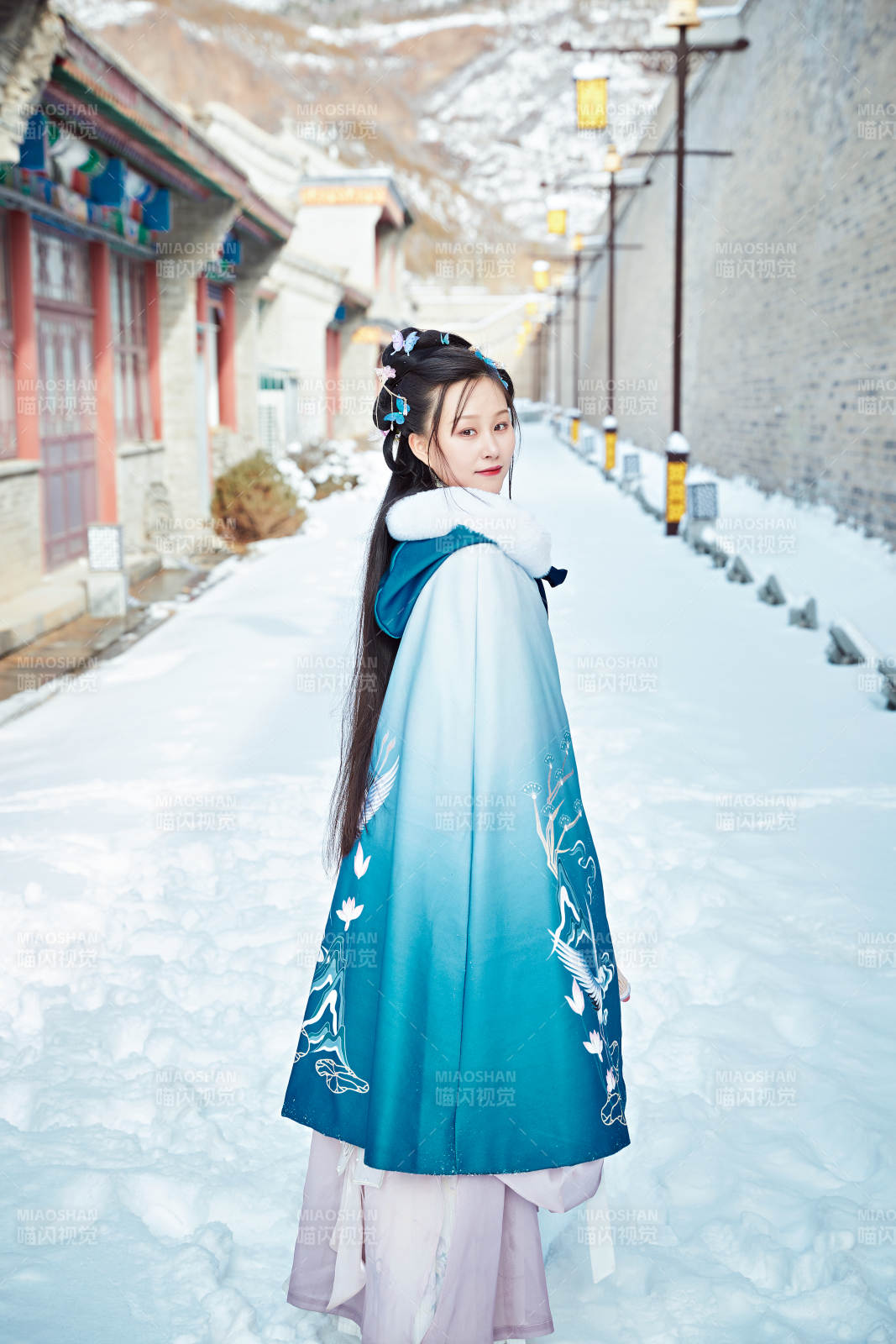 身穿古装汉服的东方女子图片