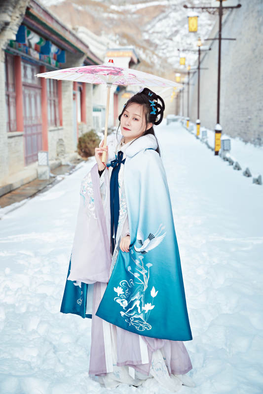 身穿古装汉服的东方女子图片