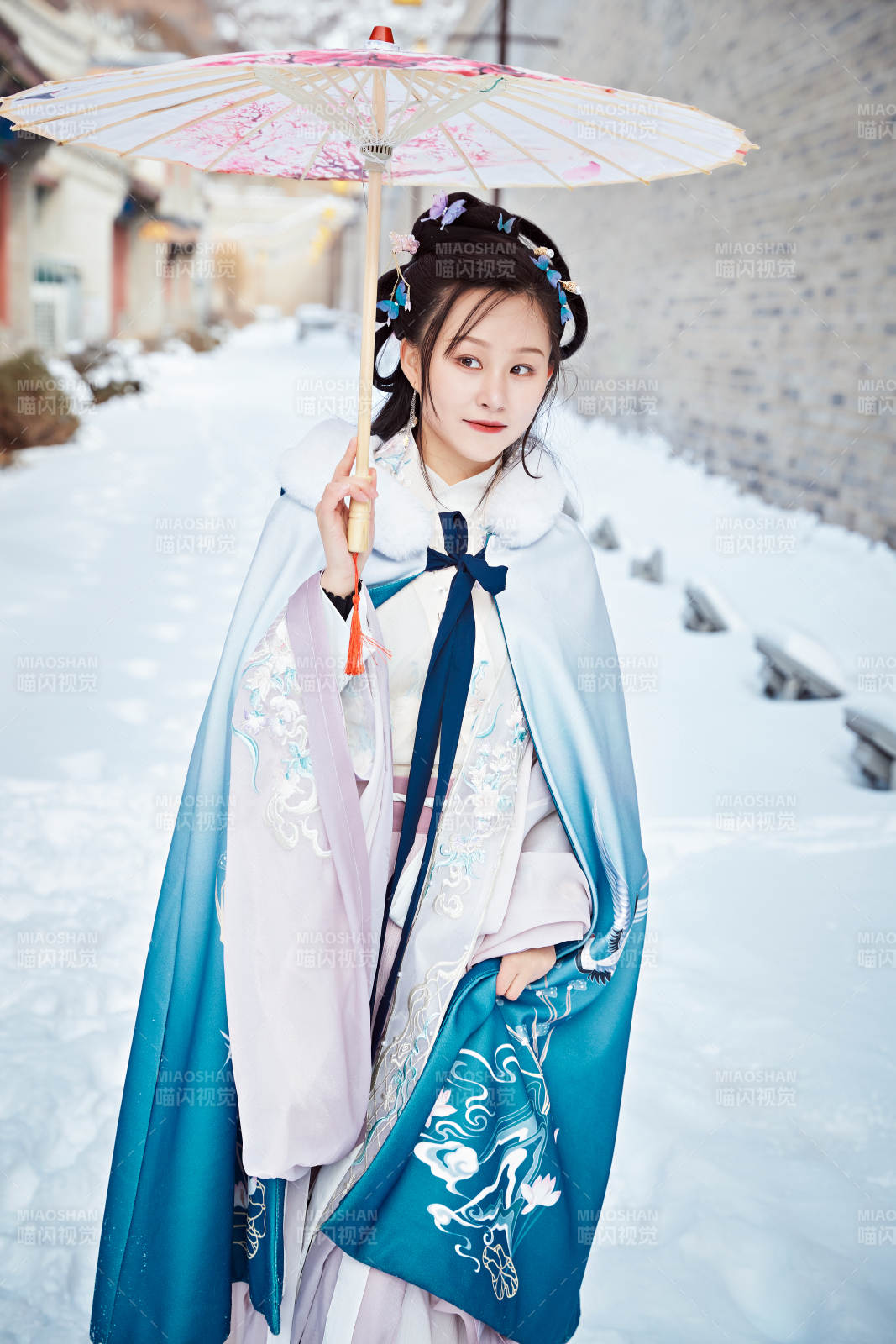 身穿古装汉服的东方女子图片