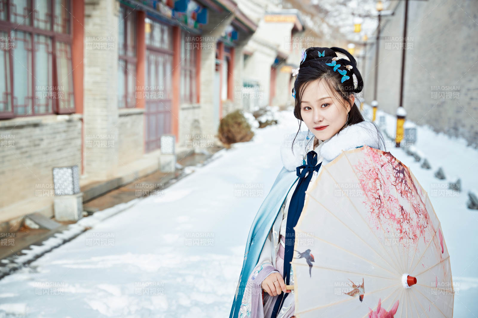 身穿古装汉服的东方女子图片