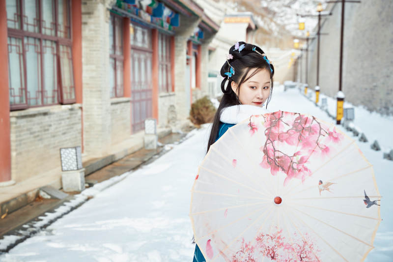 身穿古装汉服的东方女子图片