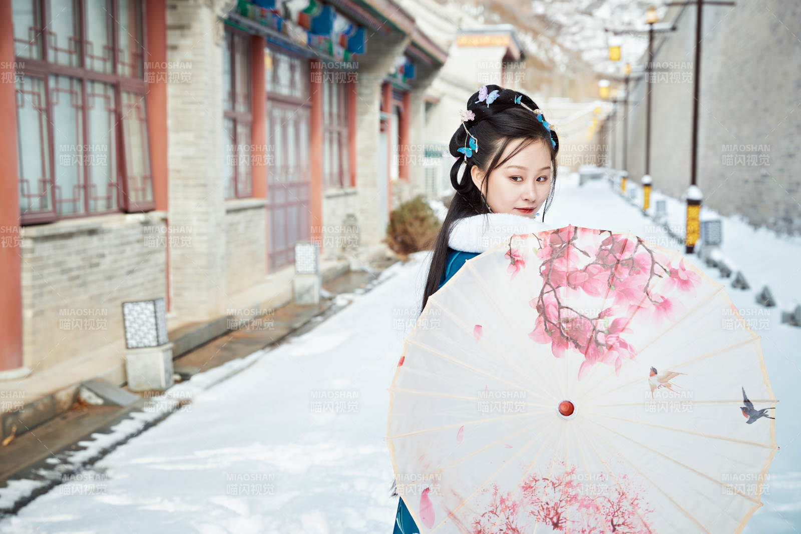 身穿古装汉服的东方女子图片