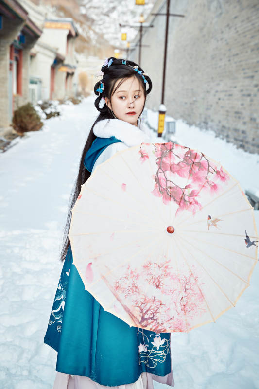 身穿古装汉服的东方女子图片