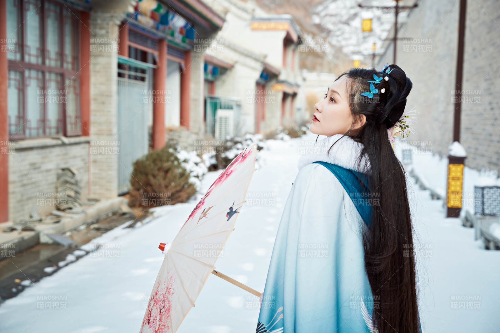 身穿古装汉服的东方女子图片