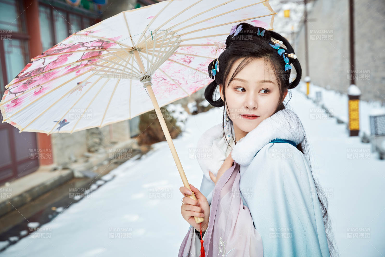 身穿古装汉服的东方女子图片