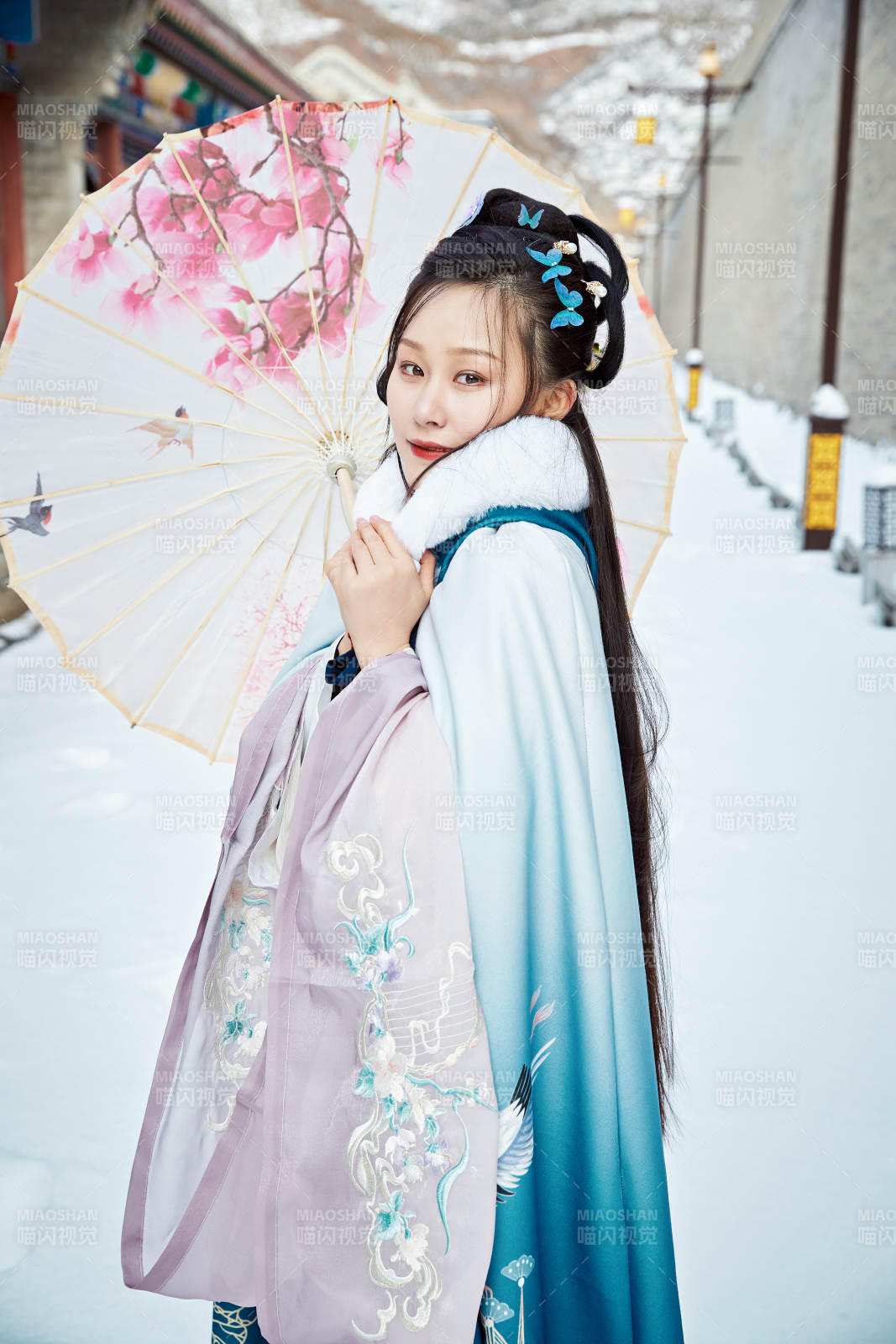 身穿古装汉服的东方女子图片