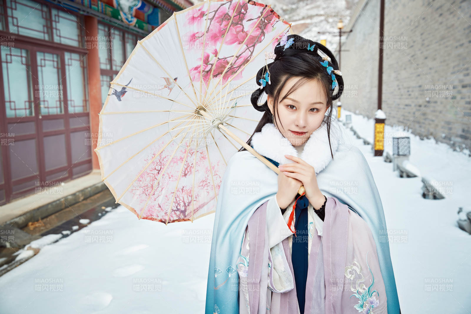 身穿古装汉服的东方女子图片